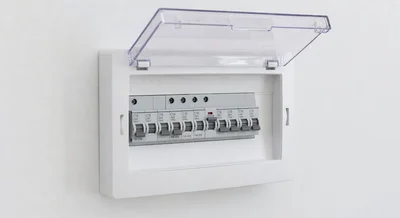 Sicherungskasten mit ausgelöster Sicherung und Hand beim Überprüfen